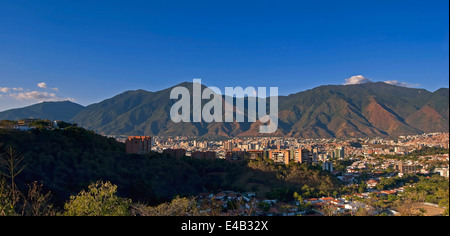 Vista panoramica della città di Caracas al piede del Monte Avila.Venezuela. Foto Stock