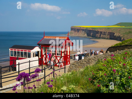 Saltburn spiagge e scogliere dalla scogliera stazione di sollevamento. Saltburn dal mare, North Yorkshire, Inghilterra, Regno Unito Foto Stock