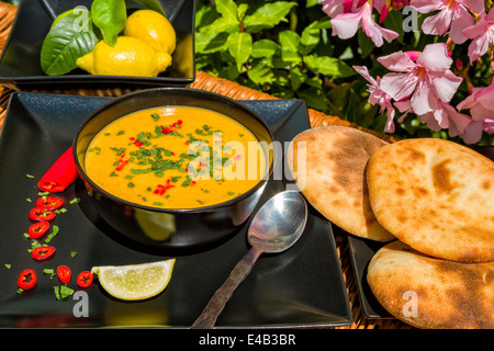 Tradizionale zuppa di lenticchie rosse - kirmizi mercimek corbasi Foto Stock