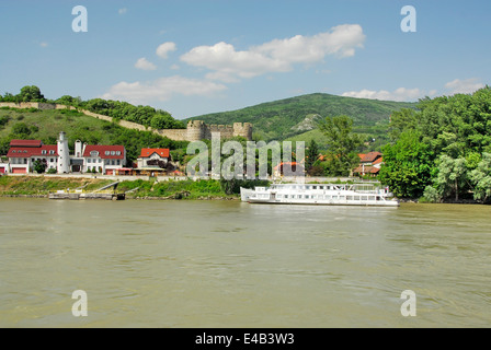 Escursione in barca, della città e delle mura del castello come si vede dalla Vantage viaggio splendore del fiume in battello sul fiume Danubio, Austria Foto Stock