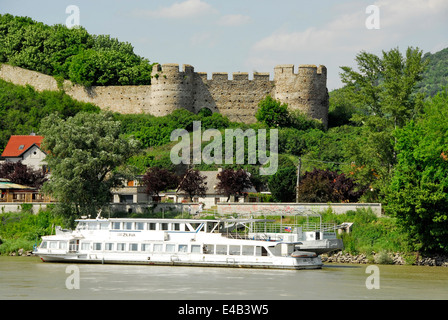 Escursione in barca e delle mura del castello come si vede dalla Vantage viaggio splendore del fiume in battello sul fiume Danubio, Austria Foto Stock