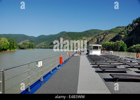 Sun deck sul panoramico Fiume viaggio Splendor in battello sul fiume Danubio, Austria Foto Stock