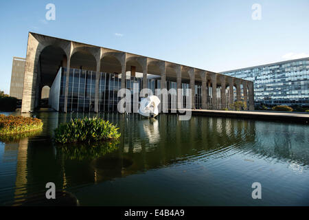 Brasilia, architetto brasiliano Oscar Niemeyer e servito come sede per il brasiliano di relazioni estere ministero. Il Brasile è il sedile al 2014 FIFA World Cup Brasile. 13 Luglio, 2014. Foto scattata il 7 luglio 2014 mostra la vista generale del Palazzo Itamarty, a Brasilia, Brasile. Il palazzo è stato inaugurato il 21 aprile 1970, ed è stato progettato da architetto brasiliano Oscar Niemeyer e servito come sede per il brasiliano di relazioni estere ministero. Il Brasile è il sedile al 2014 FIFA World Cup in Brasile, che si terrà dal 12 giugno al 13 luglio 2014. © Jhon Paz/Xinhua/Alamy Live News Foto Stock