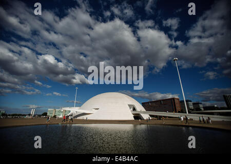 Brasilia, Brasile è la sede per il 2014 della Coppa del Mondo FIFA Brasile. 13 Luglio, 2014. La gente visita il Honestino Guimaraes Museo Nazionale, a Brasilia, Brasile, il 7 luglio 2014. Il museo si trova a Ministerios' Square. Il museo costruito come una cupola, è stato progettato da architetto brasiliano Oscar Niemeyer ed è stato inaugurato il 15 dicembre 2006. Il Brasile è il sedile al 2014 FIFA World Cup in Brasile, che si terrà dal 12 giugno al 13 luglio 2014. © Jhon Paz/Xinhua/Alamy Live News Foto Stock