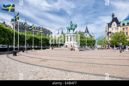 La grande piazza e la statua equestre del re svedese Carlo X Gustavo a Malmo, Svezia Foto Stock