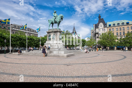 La grande piazza e la statua equestre del re svedese Carlo X Gustavo a Malmo, Svezia Foto Stock