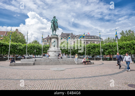 La grande piazza e la statua equestre del re svedese Carlo X Gustavo a Malmo, Svezia Foto Stock