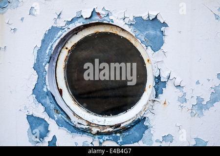 Round oblò in bianco e blu della parete della nave Foto Stock