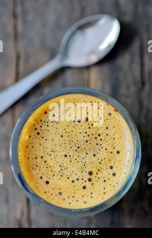 Tazza di caffè sul vecchio sfondo di legno, visto dal di sopra Foto Stock