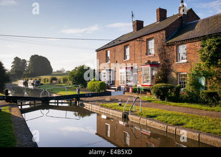 Il Boat House Canal Shop e bloccare sul Grand Union Canal. Braunston, Northamptonshire, Inghilterra Foto Stock