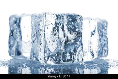 3 cubetti di ghiaccio con gocce d'acqua Foto Stock