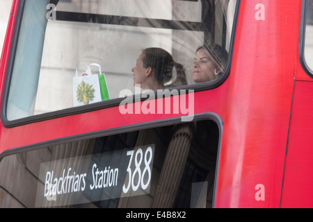 Shopping su autobus 388 London con stazione Blackfriars a destinazione Foto Stock