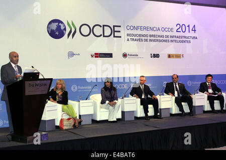 (140708) -- LIMA, Luglio 8, 2014 (Xinhua) -- (da L a R) Sviluppo Banca interamericana in Perù rappresentante Fidel Jaramillo, la Colombia è il ministro dei Trasporti Cecilia Alvares-Correa, Perù il commercio estero e il turismo Ministro Magali Silva, ministeri peruviani Consiglio Presidente René Cornejo, Perù di finanza ed economia Ministro Luis Miguel Castilla e organizzazione per la cooperazione e lo sviluppo economico (OCSE) finanziari e degli affari, Direttore Sangkyom Kim assistere alla cerimonia di apertura dell'OCSE il IV Incontro su iniziativa per America Latina gli investimenti, denominato 'infrastruttura riducono Br Foto Stock