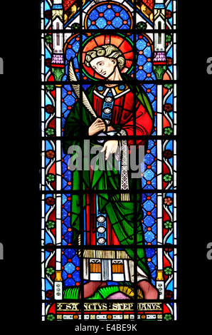 Kent, Inghilterra, Regno Unito. Rochester Cathedral. Finestra di vetro colorato - St Stephen, considerata come il primo martire del cristianesimo Foto Stock