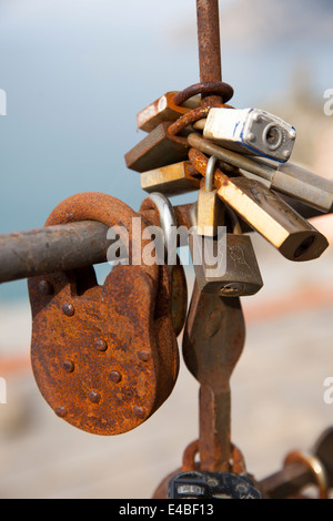 Blocchi concatenati per la scherma dalle coppie come un simbolo del loro amore. Foto Stock