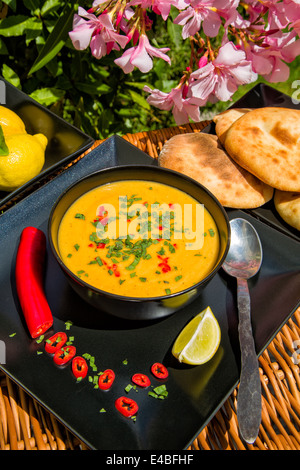 Tradizionale zuppa di lenticchie rosse - kirmizi mercimek corbasi Foto Stock