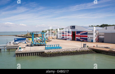 Vista generale del Venture Quays sul lungomare di Cowes sul Solent sull'Isola di Wight su una soleggiata giornata estiva. Foto Stock