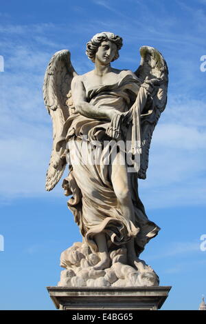 Angelo statua in San Angelo bridge. Roma, Italia Foto Stock