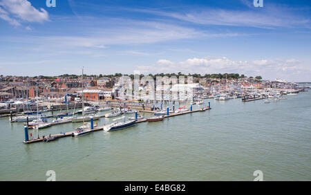 Vista generale di Cowes marina sul Solent sull'Isola di Wight su una soleggiata giornata estiva. Foto Stock