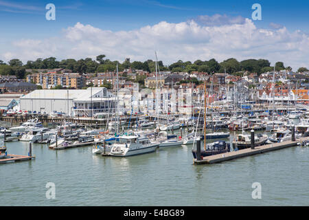 Vista generale di Cowes marina sul Solent sull'Isola di Wight su una soleggiata giornata estiva. Foto Stock