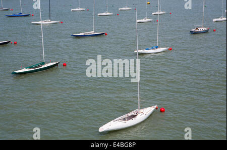 Vista generale di piccole barche a vela ancorate nel Solent a Cowes Marina sull'Isola di Wight su una soleggiata giornata estiva. Foto Stock