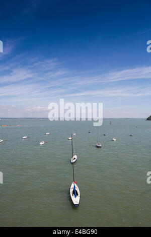 Vista generale di piccole barche a vela ancorate nel Solent a Cowes Marina sull'Isola di Wight su una soleggiata giornata estiva. Foto Stock