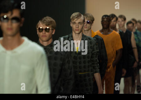 Berlino, Germania. 8 Luglio, 2014. I modelli sono visibili sulla pista durante il Julian Zigerli show all'inizio di Mercedes-Benz della settimana della moda a Berlino, Germania. Credito: Willem Arriens/Alamy Live News Foto Stock