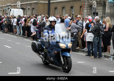 Una Gendarmeria Nazionale corse di moto in avanti dei ciclisti sulla fase 3 del 2014 Tour de France a Londra Foto Stock