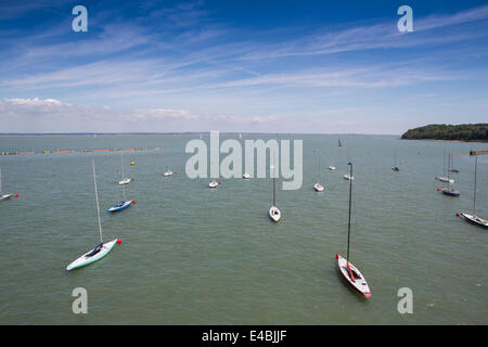 Vista generale di piccole barche a vela ancorate nel Solent a Cowes Marina sull'Isola di Wight su una soleggiata giornata estiva. Foto Stock