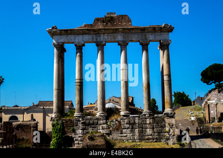 I resti del Tempio di Saturno in piedi nella zona Forum di Roma. Foto Stock