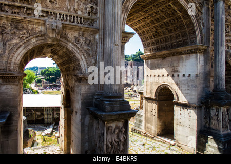 L'Arco di Settimio Severo in piedi nel Forum di Roma Foto Stock