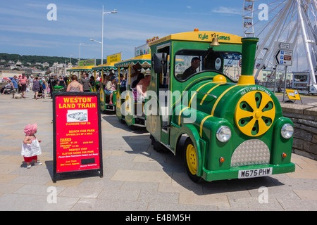 Treno di terra a Weston-super-Mare, Somerset, Inghilterra, Regno Unito Foto Stock