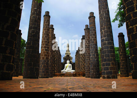 La bianca statua del Buddha Foto Stock