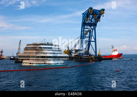 Costa Concordia dopo operazioni parbuckling, Isola del Giglio, Toscana Italia Foto Stock