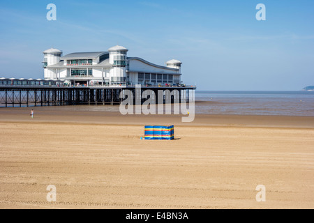 Il frangivento e una persona sulla spiaggia di Weston-super-Mare, Somerset, Regno Unito Foto Stock
