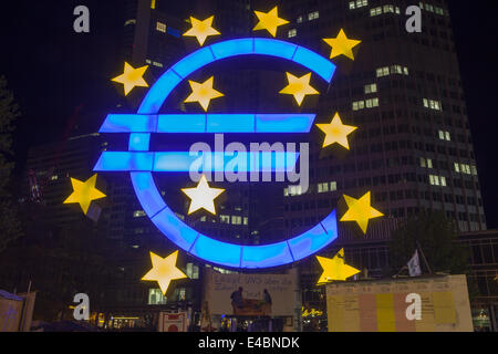 Simbolo dell'euro, la Banca centrale europea, Francoforte sul Meno Foto Stock