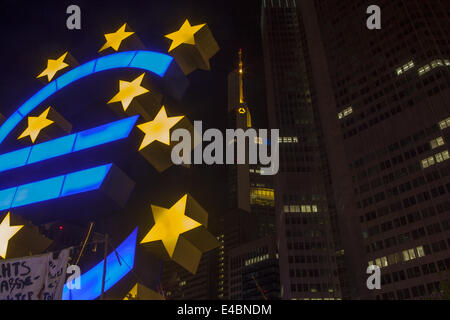 Simbolo dell'euro, la Banca centrale europea, Francoforte sul Meno Foto Stock