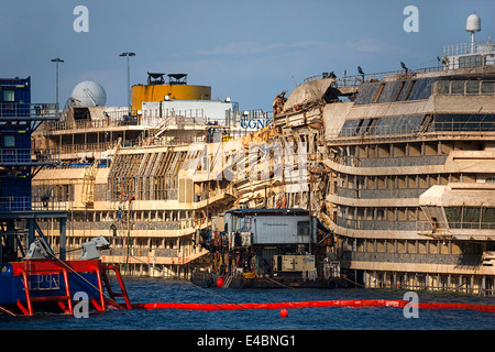 Costa Concordia dopo operazioni parbuckling, Isola del Giglio, Toscana Italia Foto Stock