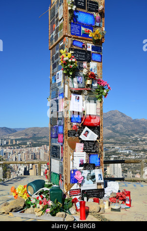 Memorial messaggi su La Cruz (Cross) de Benidorm, Benidorm, Costa Blanca, Alicante provincia, il Regno di Spagna Foto Stock