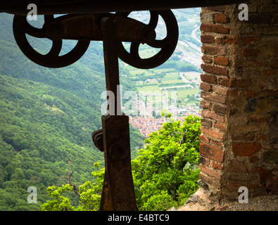 Funivia in disuso presso il monastero chiesa della Sacra di San Michele in Valle di Susa, Italia. Foto Stock