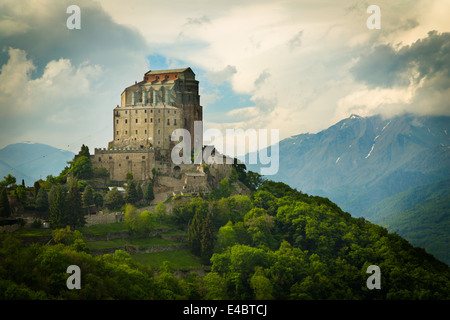 Chiesa monastale della Sacra di San Michele in Val di Susa. Le Alpi si innalzano sullo sfondo con Rocciamelone la montagna a destra. Foto Stock