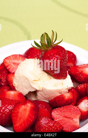 Rosso fragole con gelato alla vaniglia Foto Stock