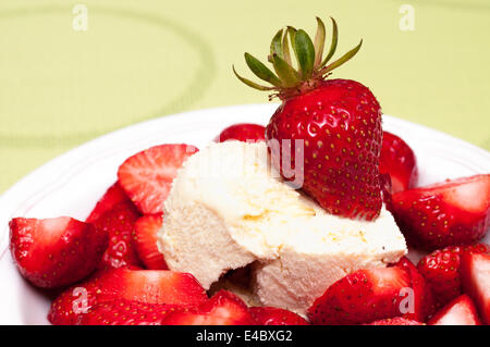 Fragole fresche con gelato Foto Stock