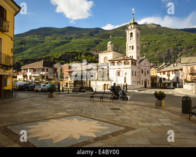 Piazza IV Novembre e la Chiesa della Madonna del Ponte a Susa, Piemonte, Italia. Foto Stock