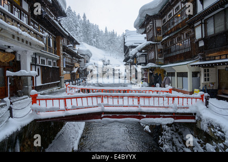 Il quartiere storico di Ginzan-onsen in inverno Foto Stock