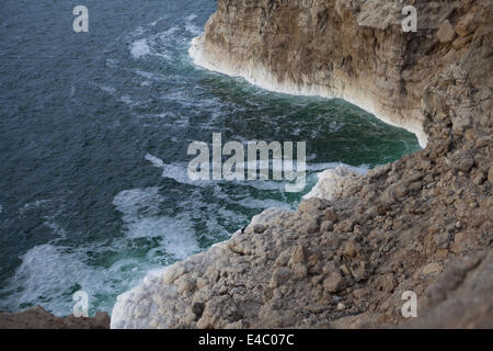 Cliff costa mar morto, Giordania Foto Stock