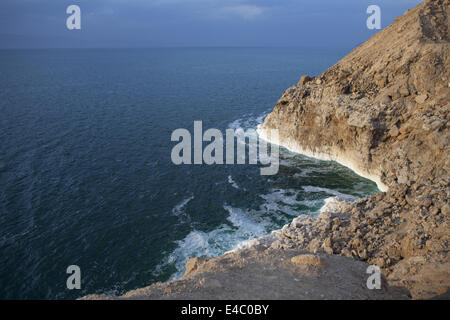 Cliff costa mar morto, Giordania Foto Stock