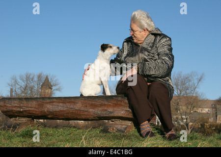 Anziano con il cane Foto Stock