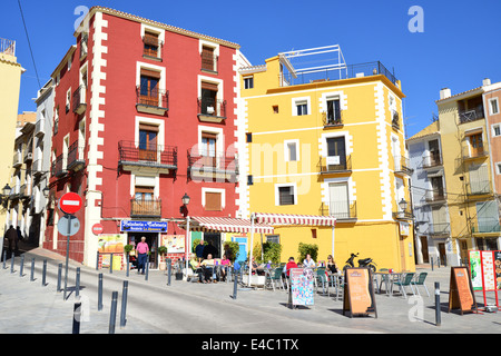 Cafe in piazza sul lungomare, Villajoyosa (La Vila Joiosa), Costa Blanca, Alicante provincia, il Regno di Spagna Foto Stock