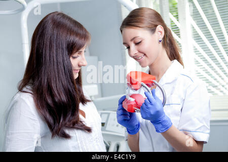 Medico donna con ganasce Foto Stock